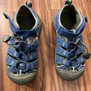 Kids Keen Sandals size 13 blue boxFI
